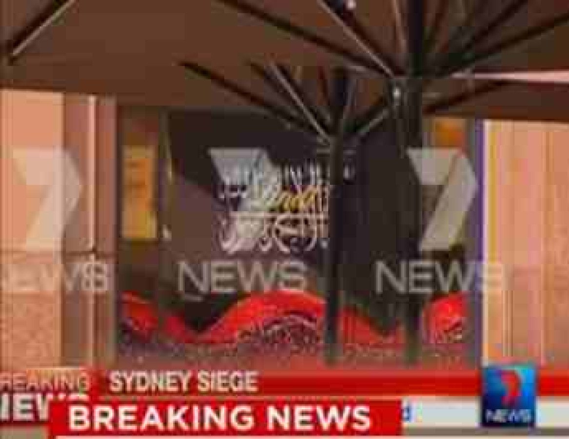 علم داعش والمحتجزين من داخل المقهي في سيدني