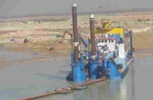 قناة السويس الجديدة و الكراكة HAM 218 وحوض التسريب رقم 12 الذي وقع فيه الحادث اليوم