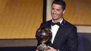 كريستيانو رونالدو يفوز بالكرة الذهبية للمرة الثالثة