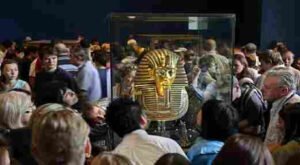 السياح من مختلف جنسيات العالم ينظرن في اعجاب للقناع الذهبي للملك توت عنخ آمون