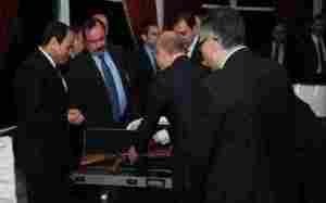 الرئيس الروسي فلاديمير بوتين يهدي الرئيس السيسي بندقية كلاشنكوف طراز Ak-47