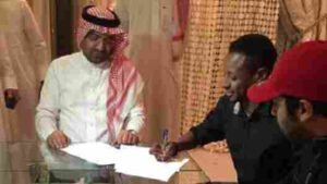 المدافع عبدالله شهيل خلال توقيعه للاتحاد في وجود ابراهيم البلوي