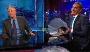باسم يوسف في ضيافة جون ستيوارت ببرنامج the daily show الامريكي