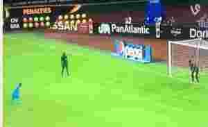 حارس مرمي كوت ديفوار بوبكر باري يحرز ركلة ترجيح الفوز بكأس الامم الافريقية 2015