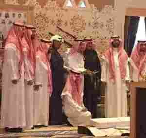 ابناء الملك عبدالله يهدون الملك سلمان السيف الاجرب