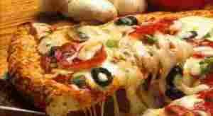 طريقة عمل البيتزا بالسجق والجبنة والاضافات اللذيذة الاخري