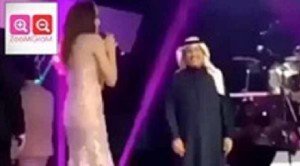 الفنان محمد عبده يمزح مع الفنانة المصرية آمال ماهر في هلا فبراير 2015