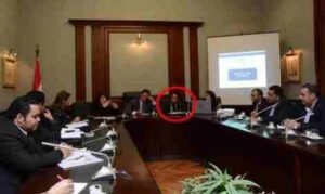 صورة زوجة محافظ الاسكندرية تحضر احد الاجتماعات برفقته