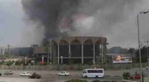 دخان الحريق الضخم في قاعة المؤتمرات بمدينة نصر