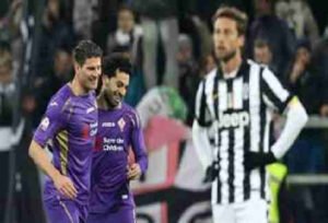 محمد صلاح يتلقي التهنئة بعد احرازه هدفين في يوفنتوس في نصف نهائي كأس ايطاليا 2015