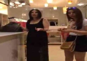 الفنانة عبير صبري والتونسية فريال يوسف اثناء شجار سيدة اماراتية معهم