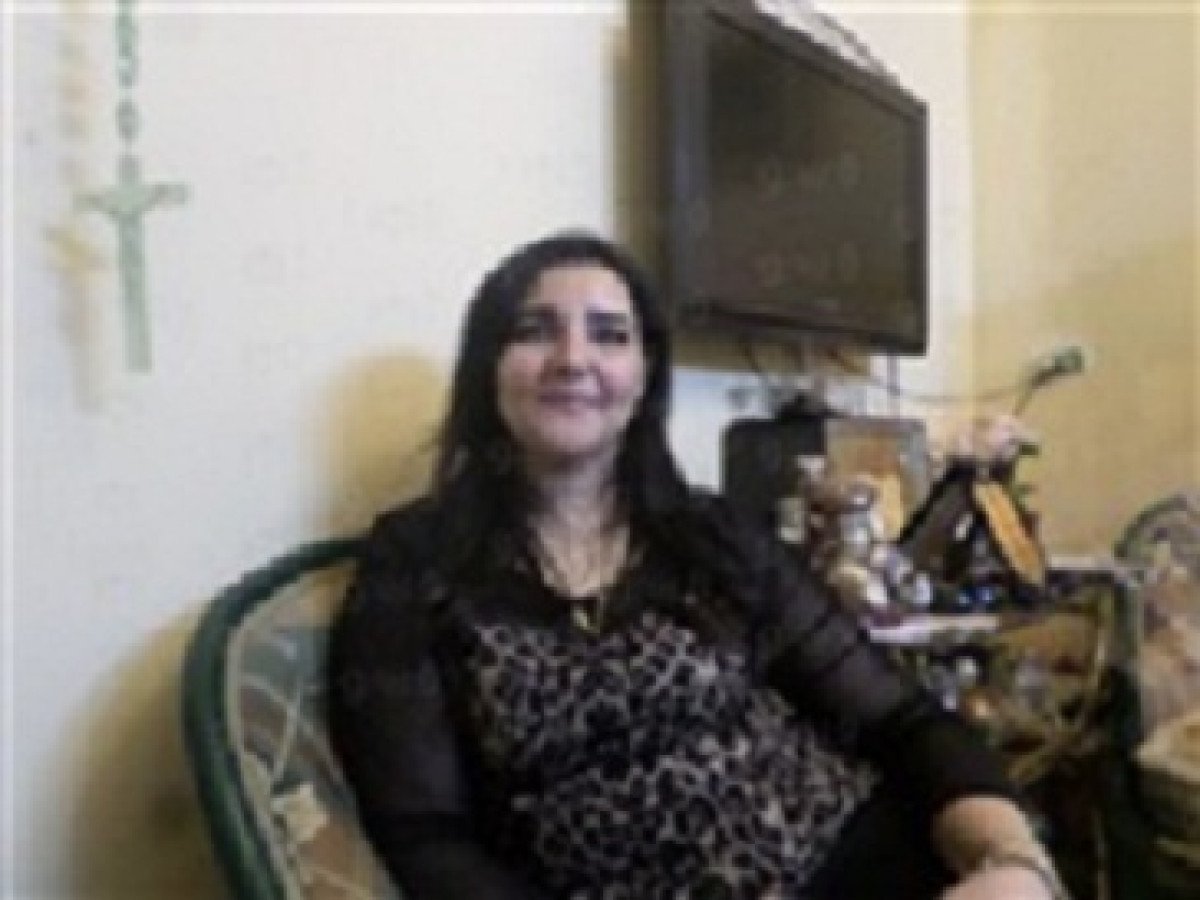 بالفيديو لأول مرة نيفين نشأت مذيعة مسيحية تفوز بالعمرة